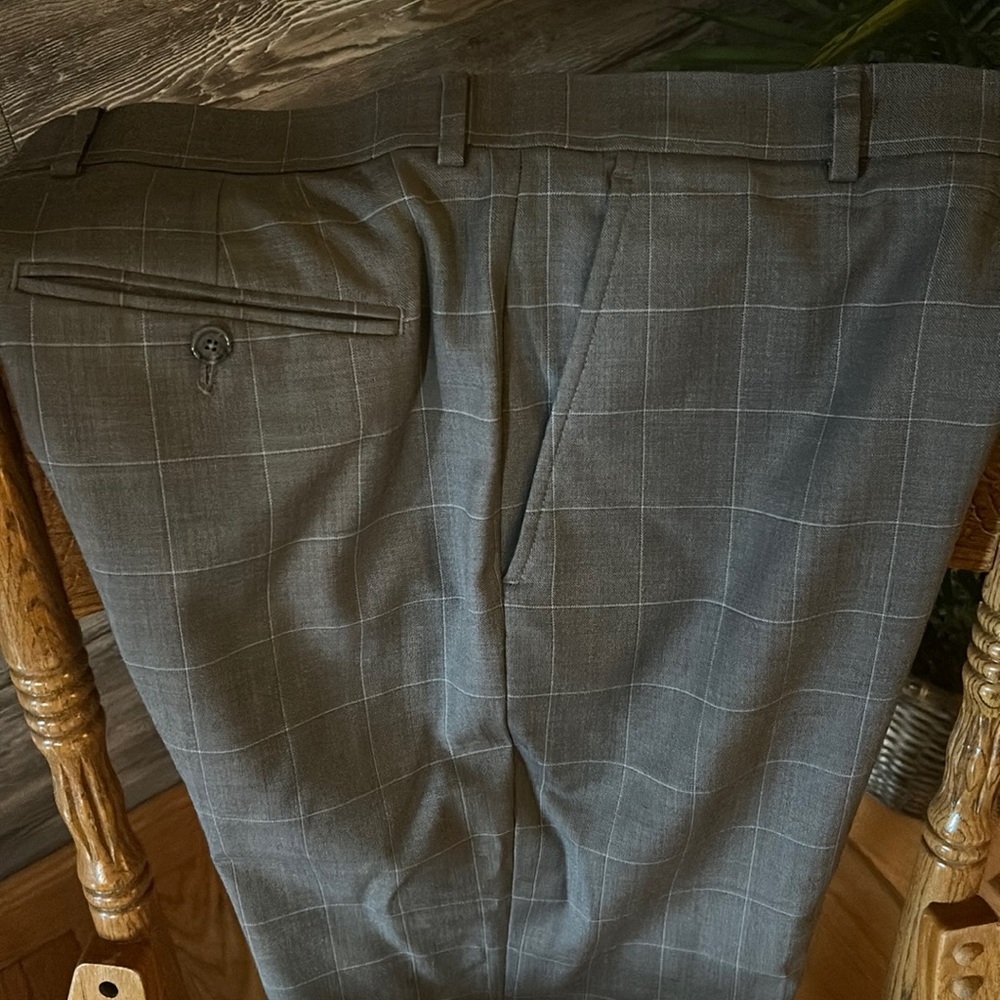 Men’s grey checkered suit, 46T, pants 36W/32L